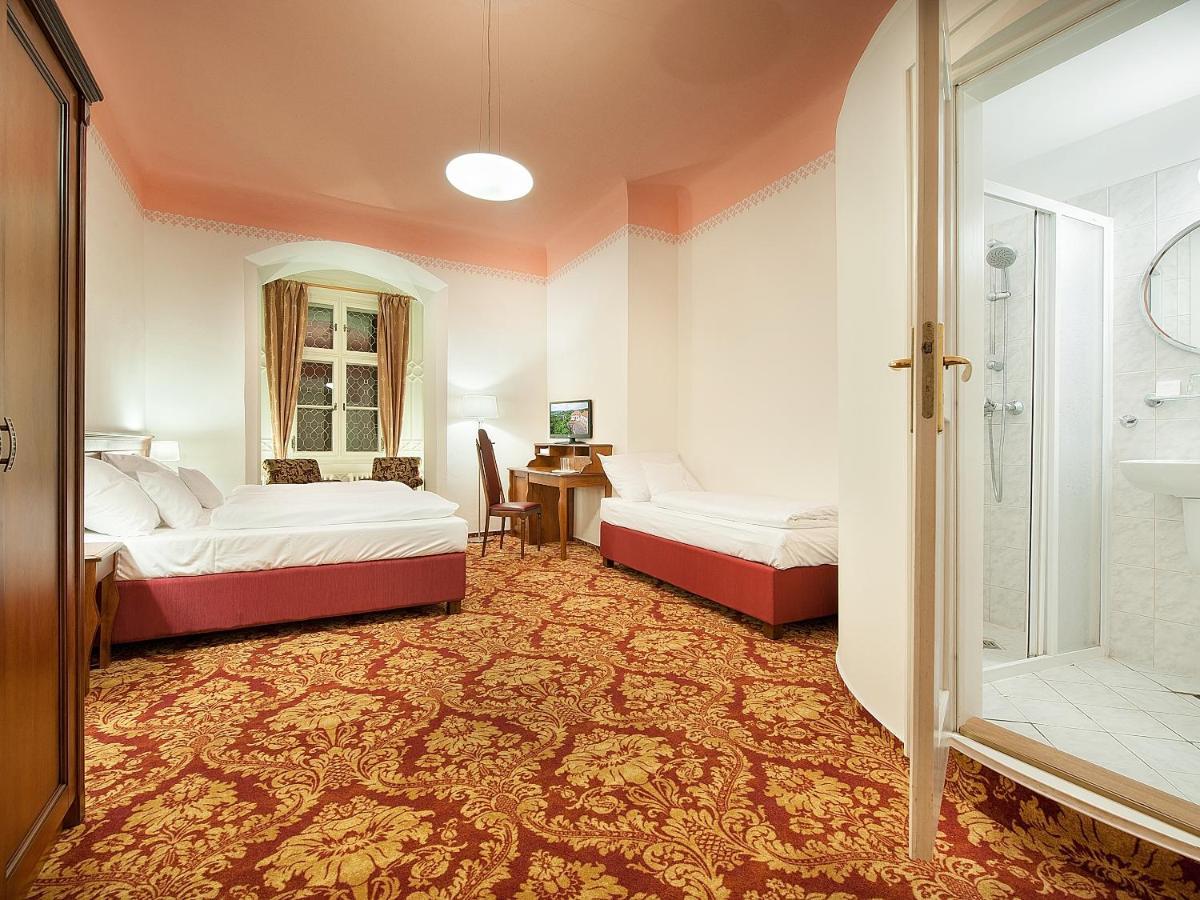 Ea Zamecky Hotel Hrubá Skála Esterno foto