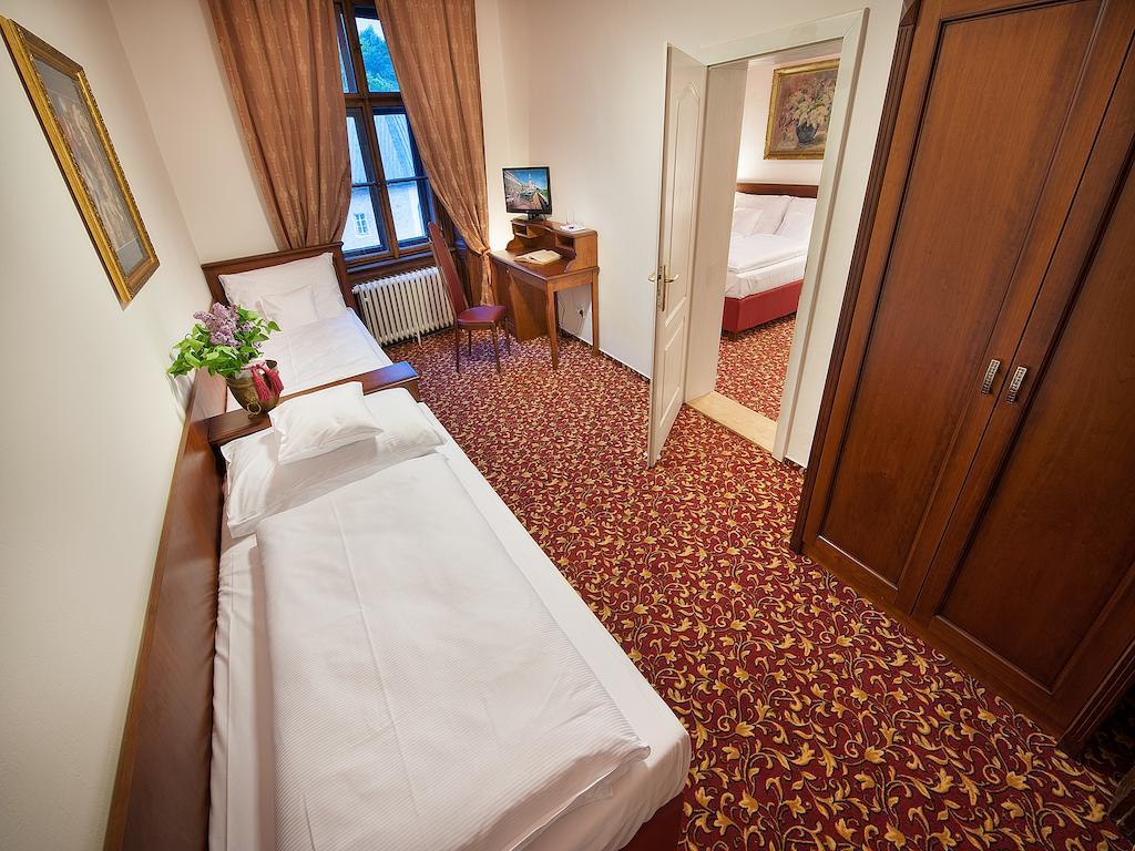 Ea Zamecky Hotel Hrubá Skála Esterno foto