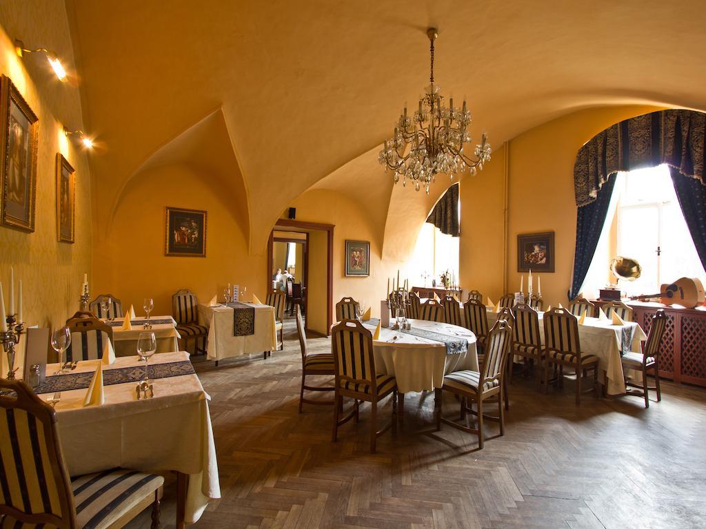 Ea Zamecky Hotel Hrubá Skála Esterno foto