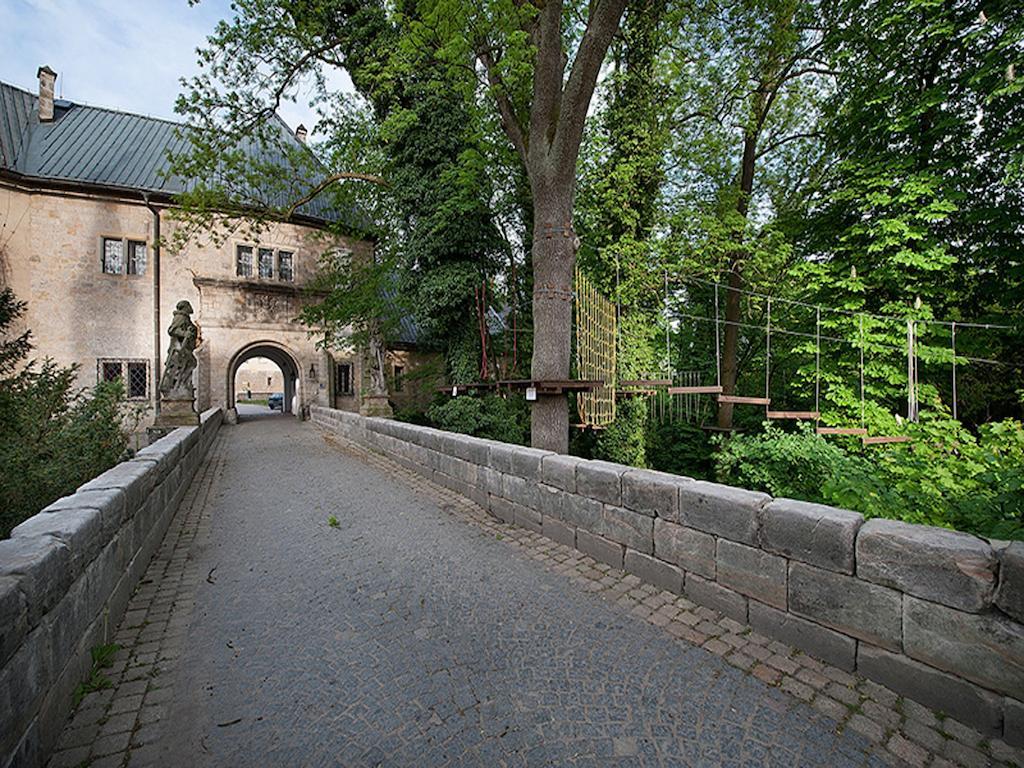Ea Zamecky Hotel Hrubá Skála Esterno foto