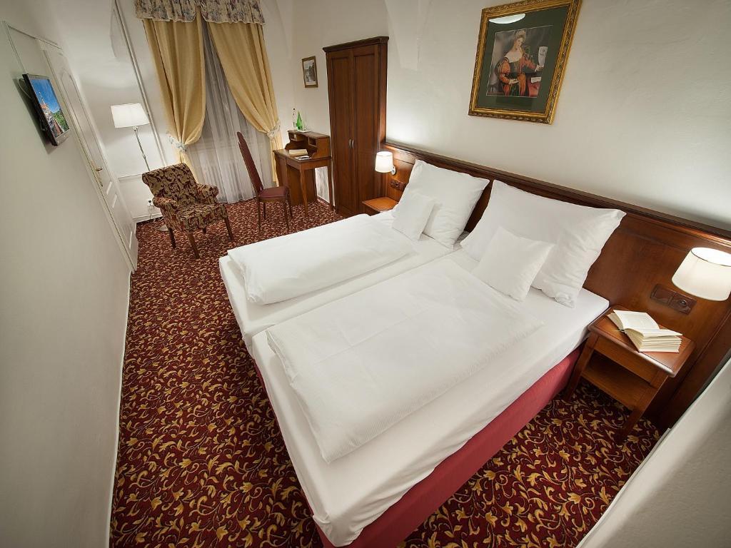Ea Zamecky Hotel Hrubá Skála Esterno foto