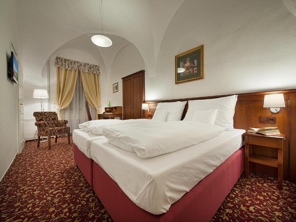 Ea Zamecky Hotel Hrubá Skála Esterno foto