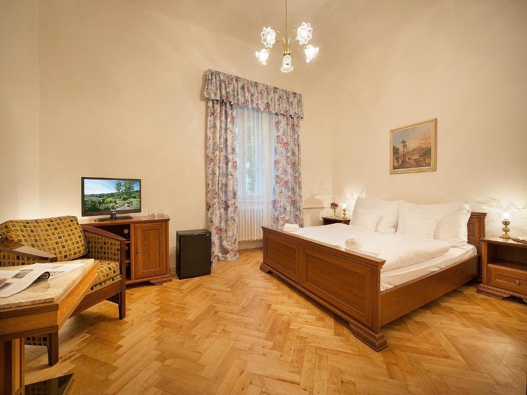 Ea Zamecky Hotel Hrubá Skála Esterno foto