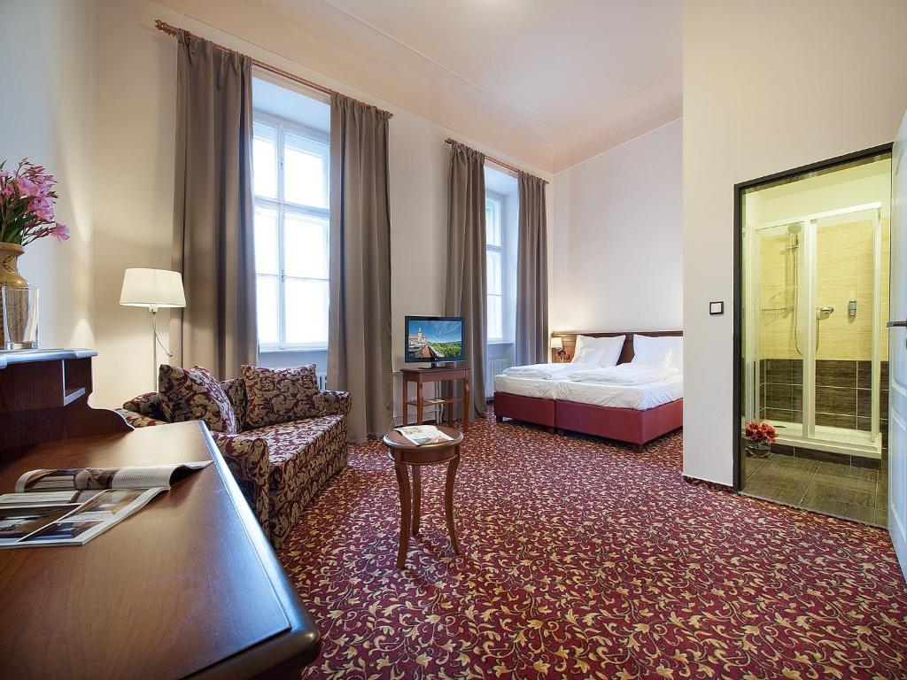 Ea Zamecky Hotel Hrubá Skála Esterno foto